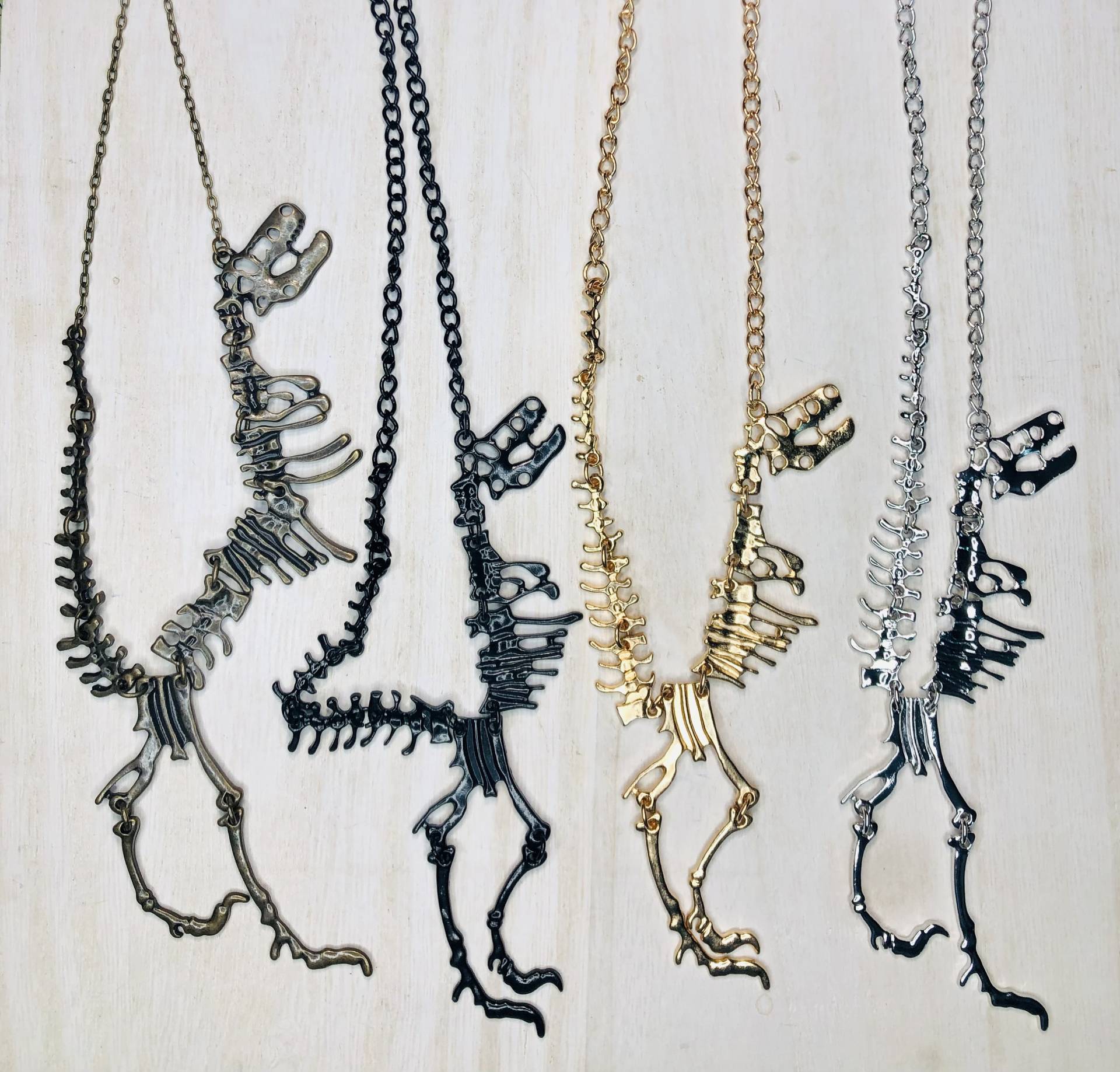 Kinder Dinosaurier Knochen Anhänger Halskette, Messing, Schwarz, Gold Und Silber Halskette von Crushedonjewelry