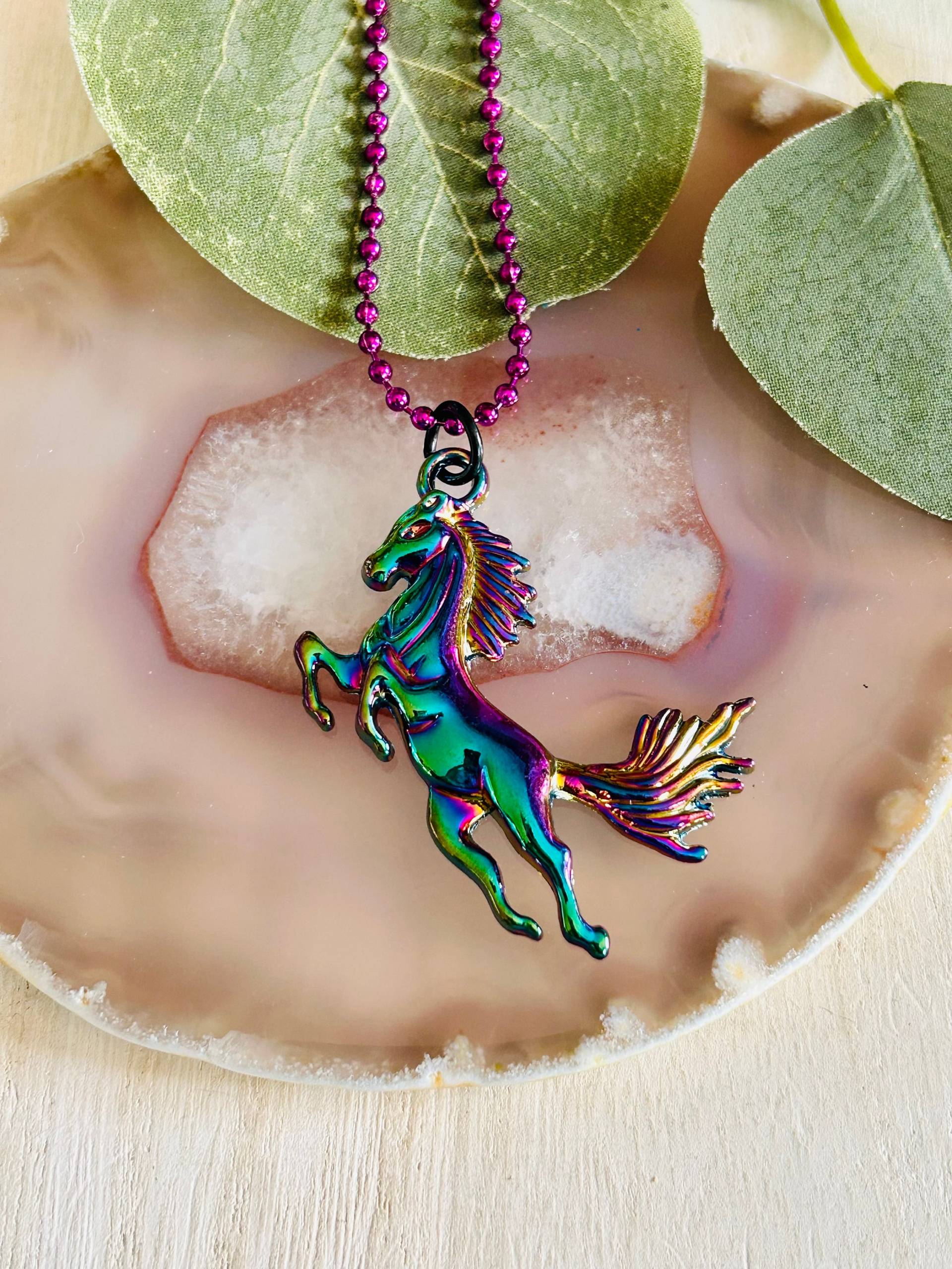 Kinder Regenbogen Pferd Anhänger Halskette, Tier Halskette Kinder Regenbogen Pferd Anhänger Halskette, Tier Halskette von Crushedonjewelry
