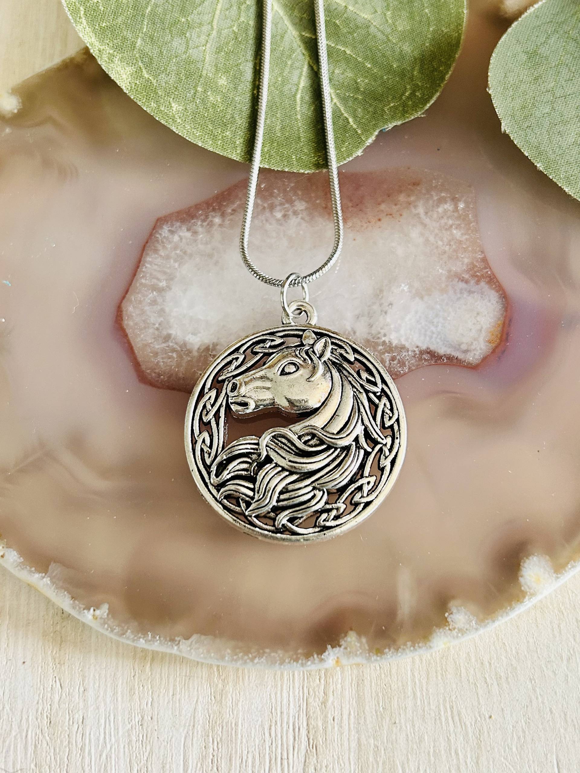 Kinder Silber Pferd Anhänger Halskette, Tier Halskette Kinder Silber Pferd Anhänger Halskette, Tier Halskette von Crushedonjewelry