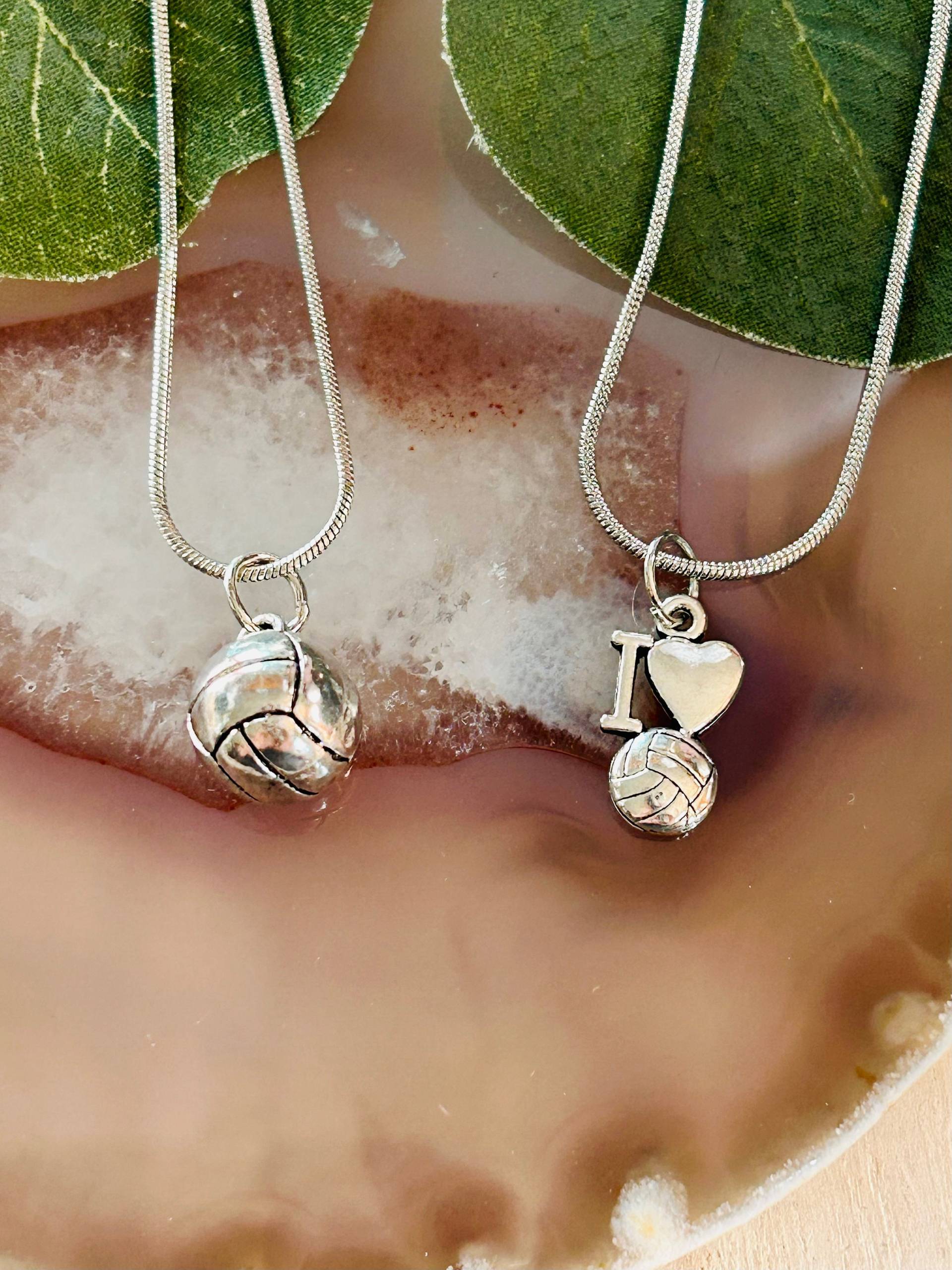 Kinder-Volleyball-Halskette, Kindersport-Halskette Kinder-Volleyball-Halskette, Kindersport-Halskette von Crushedonjewelry