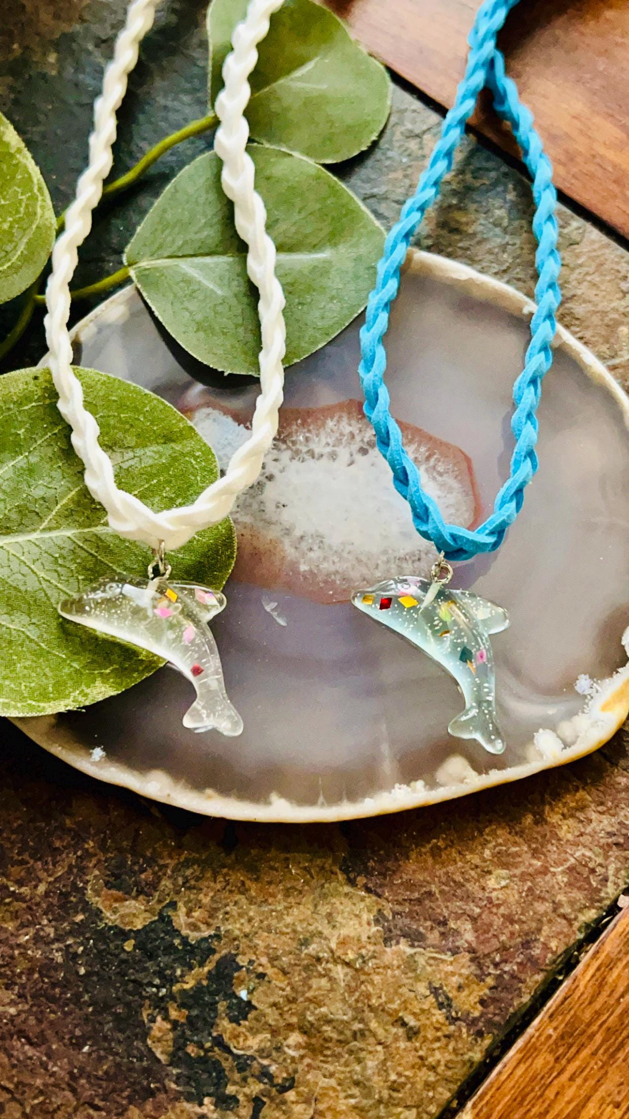 Kunstleder Geflochtene Delfin Anhänger Halskette, Kinder Tier Ocean Beach Tropical Boho Hippie Halskette Kunstleder Geflochtene Delfin Anhänger Halskette, Kinder Tier Ocean Beach Tropical Boho Hippie Halskette von Crushedonjewelry
