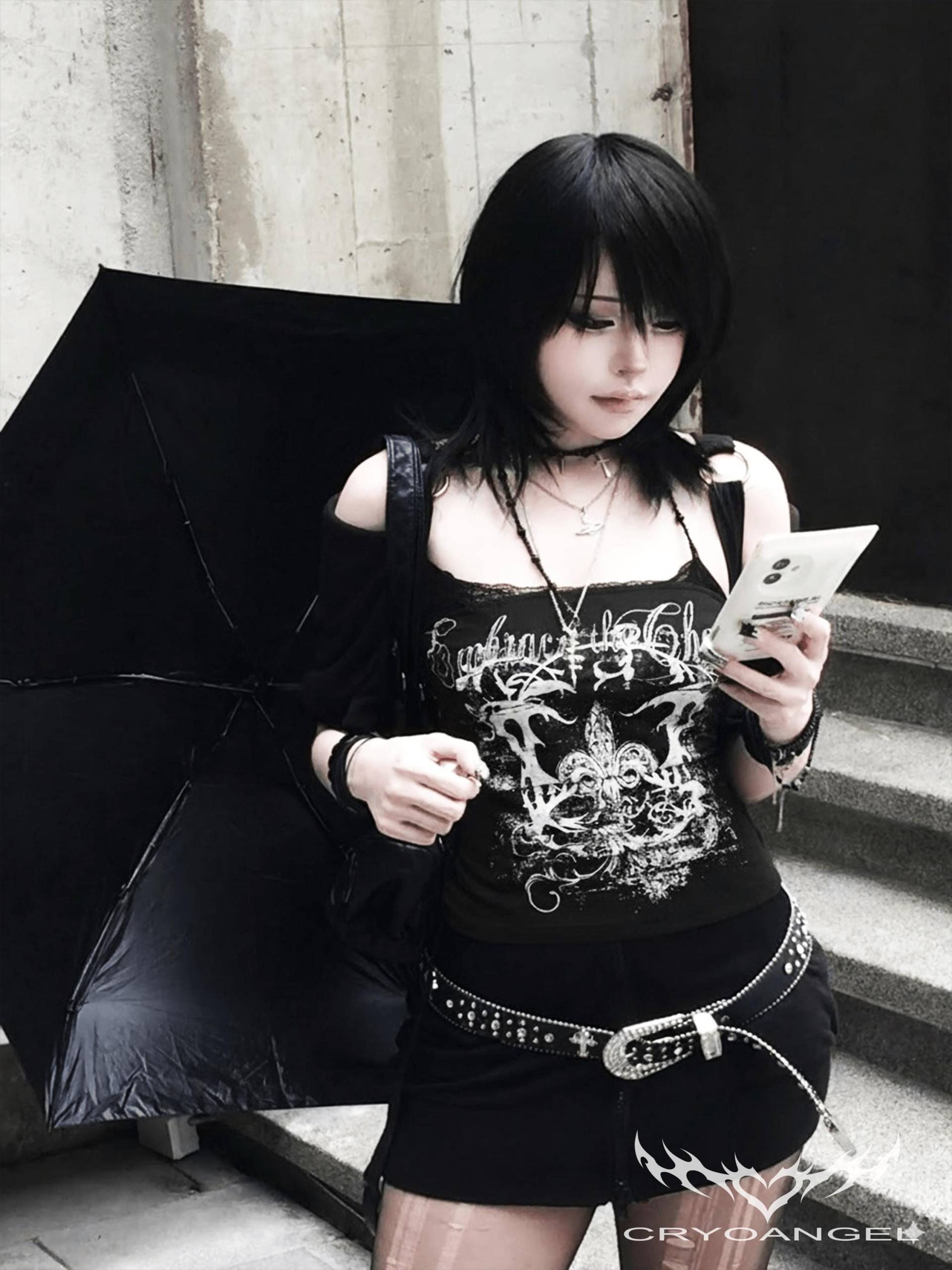 Gothic Y2K Halter Top Damen, Schwarzes Oberteil Mit Weißem Barock-Print „Embrace The Chaos", Cryoangel Style Alternative 2000Er Streetwear von Cryoangel