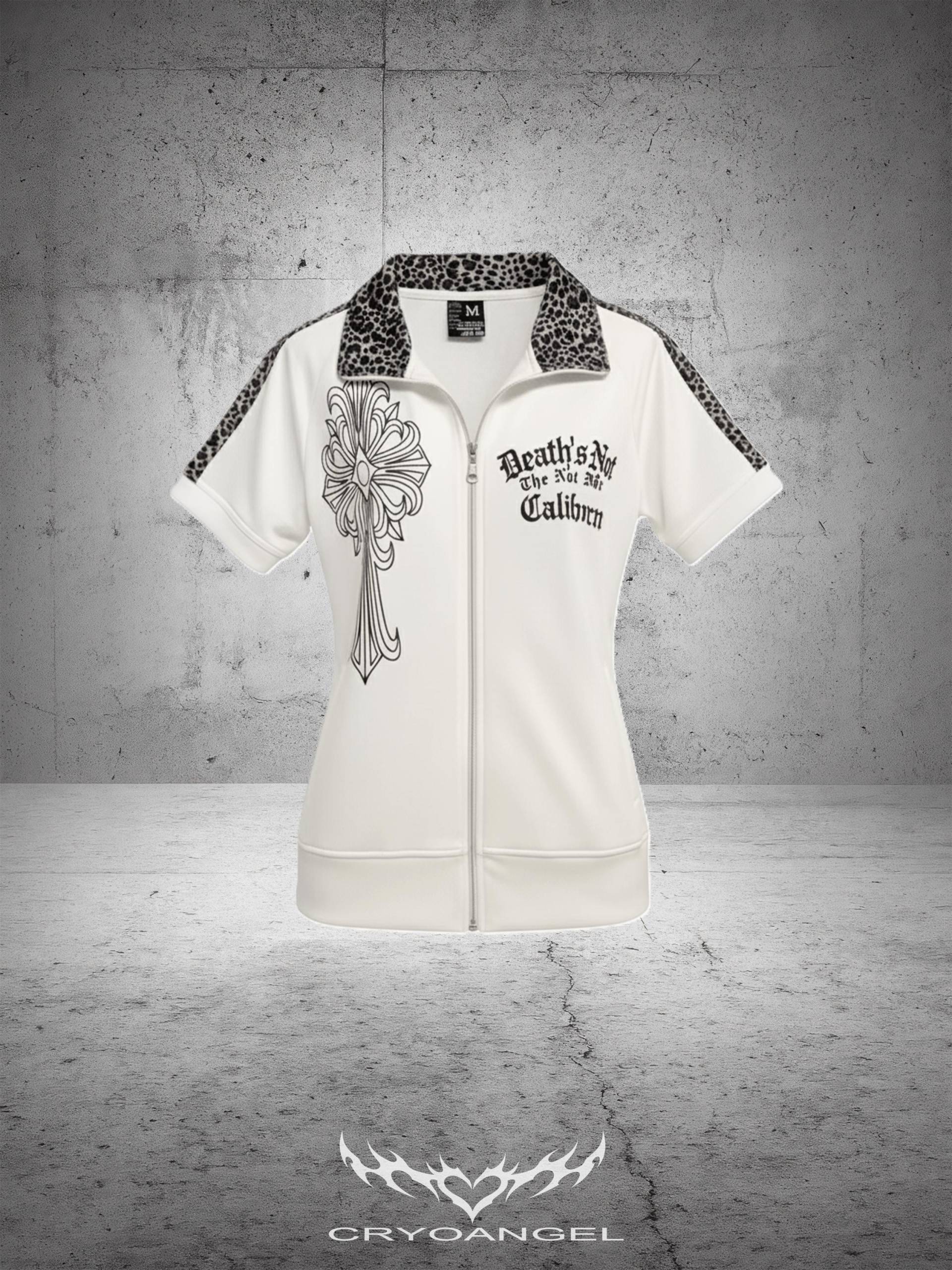 Kurzarm-Track-Jacket Im Y2K-Look, Weiß Mit Leoparden-Velour-Details, Gothic-Cross Print & Zipper Für Edgy Streetwear-Style, Cryoangel von Cryoangel