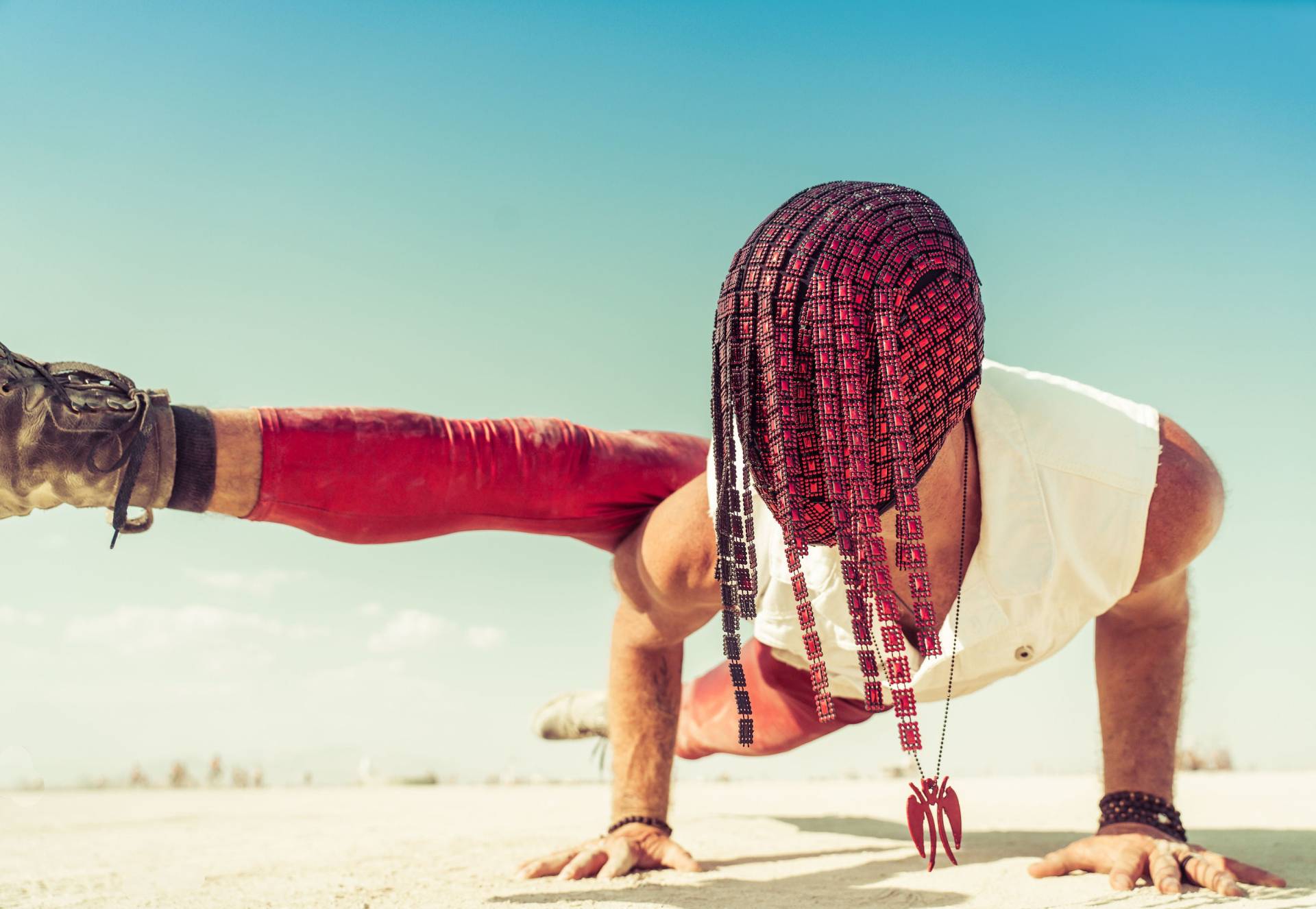 Der Gladiator - Rote Haute Couture Maske Bedeckt in Trimmen Herunterhängen Von Gesicht von CrypticNine