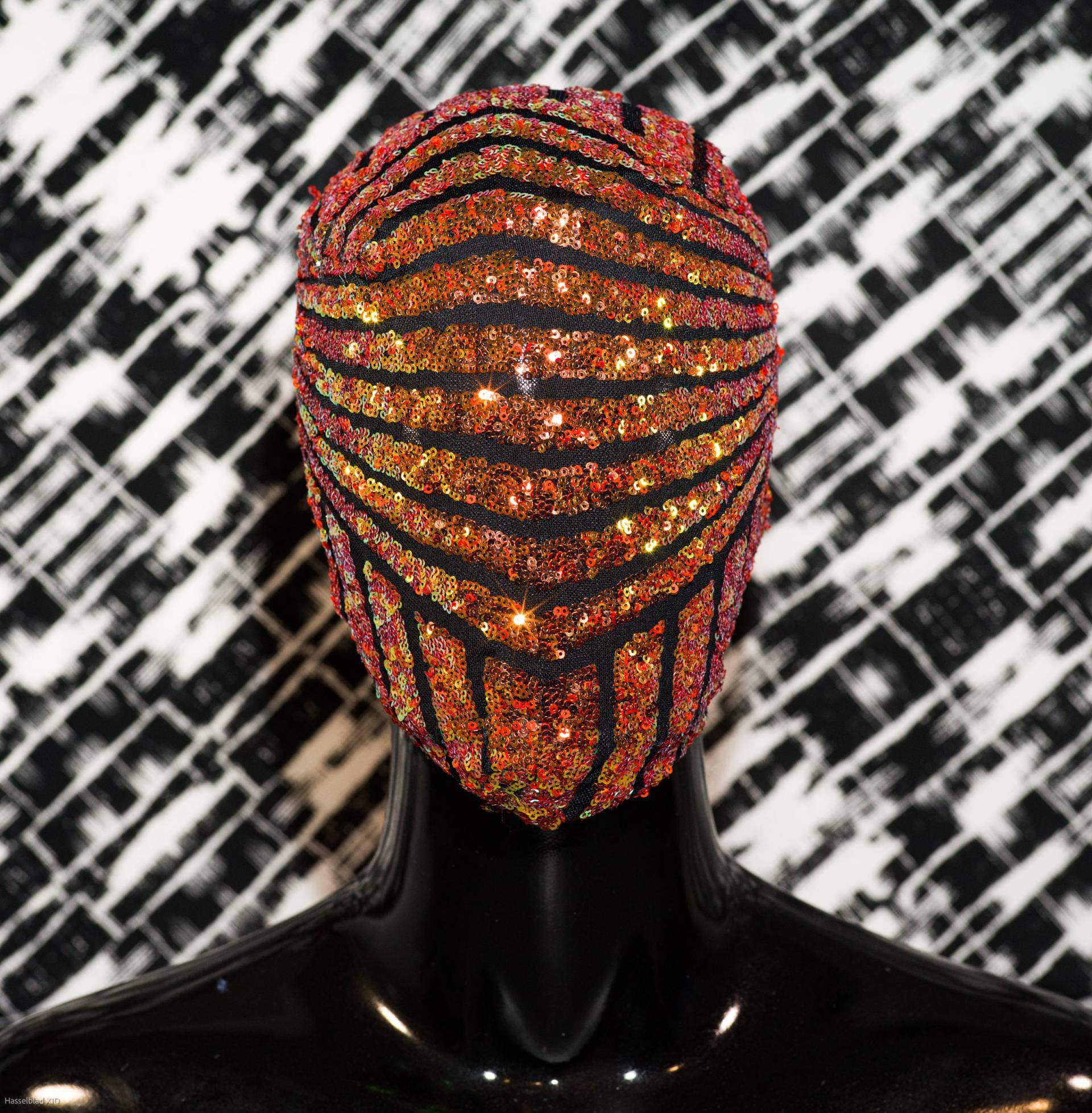 Red Splash, Eine Haute Couture-Maske Mit Abstrakter Zweifarbiger Gesichtsmaske Red Splash, Eine Haute Couture-Maske Mit Abstrakter Zweifarbiger Gesichtsmaske von CrypticNine