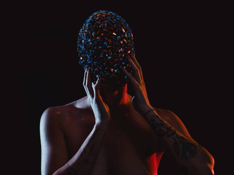 Rotes Monster .. Benutzerdefinierte Masquerade Maske Handmade Covered Red Jewels von CrypticNine