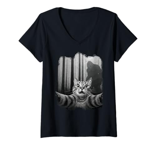 Damen Katzen-Selfie mit Bigfoot Sasquatc Believe In Cryptids T-Shirt mit V-Ausschnitt Damen Katzen-Selfie mit Bigfoot Sasquatc Believe In Cryptids T-Shirt mit V-Ausschnitt von Cryptid Society Local Monsters Cryptozoology Scary