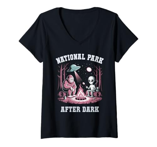 Damen Lustiger Alien Bigfoot Roswell National Park After Dark Humor T-Shirt mit V-Ausschnitt von Cryptid UFO Campground Abduction Galactic Camping