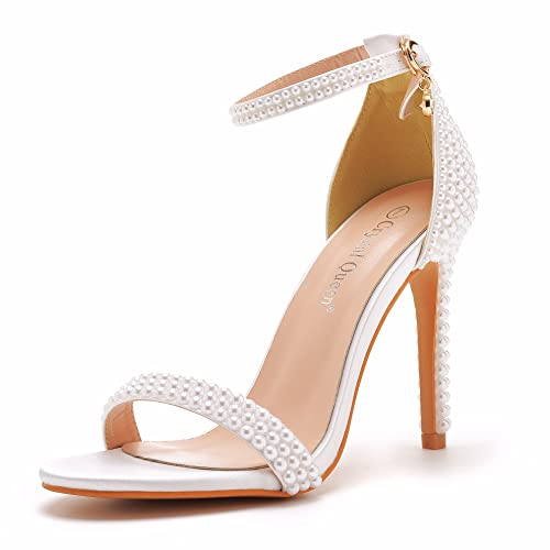 Crystal Queen 10,7 cm weiße Perlen Braut Stiletto Heels Sandalen Peep Toe Damen Elfenbeinfarbene Perlen Sandalen für Hochzeit Party Abend, Weiß, 10,7 cm, 39 EU von Crystal Queen