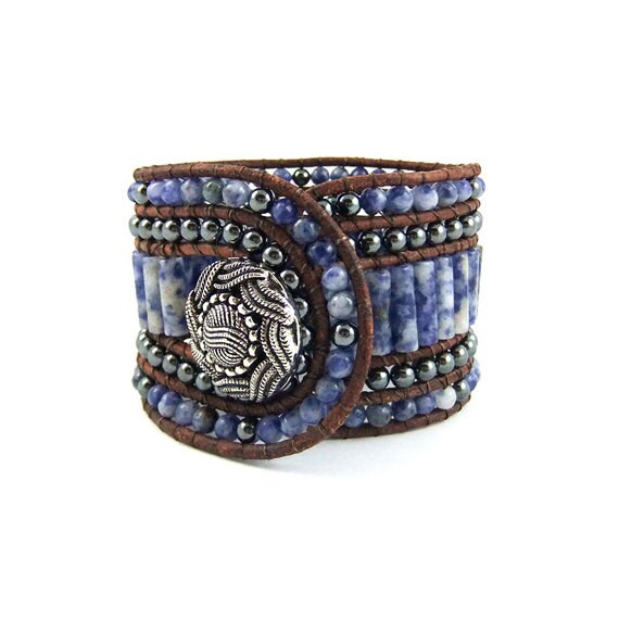Blaue Sodalit Perlen Leder Manschette Armband Edelstein Tube Handgefertigt 5 Reihen Mit Hämatit Auf Dunklen Naturledern Cord Boho Hippie Blaue Sodalit Perlen Leder Manschette Armband Edelstein Tube Handgefertigt 5 Reihen Mit Hämatit Auf Dunklen Naturledern Cord Boho Hippie von CrystalBazaar