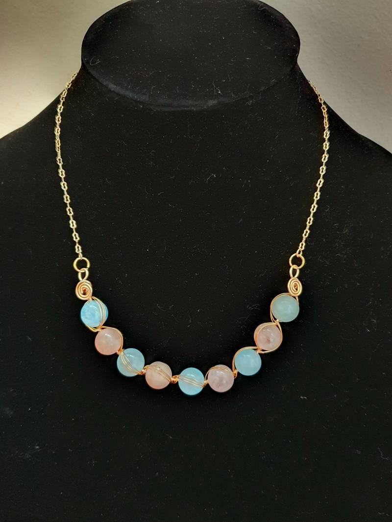 Handgemachte Halskette Aus Morganitrosa Beryll Und Aquamarin in Gold von CrystalBijouxbyEmmie