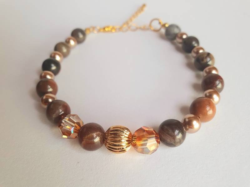 Handgemachtes Armband Aus Versteinertem Holz Und Toffeefarbenem Swarovski-Kristall in Gold von CrystalBijouxbyEmmie