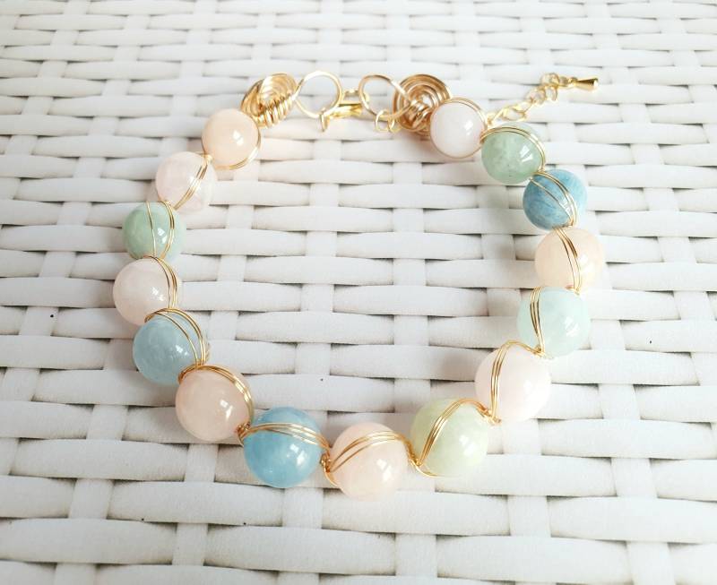 Wunderschönes Handgefertigtes Armband Aus Morganitdraht in Pastellfarben Gold von CrystalBijouxbyEmmie