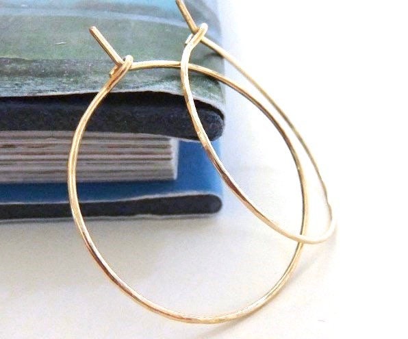 14K Gold Filled Gehämmerte Hoop, Handgearbeitete Gold 1, 5 Inch Dünne Hoop Ohrringe, Mittlere Reifen in Fill 14K Gold Filled Gehämmerte Hoop, Handgearbeitete Gold 1, 5 Inch Dünne Hoop Ohrringe, Mittlere Reifen in Fill von CrystalBlueJewels