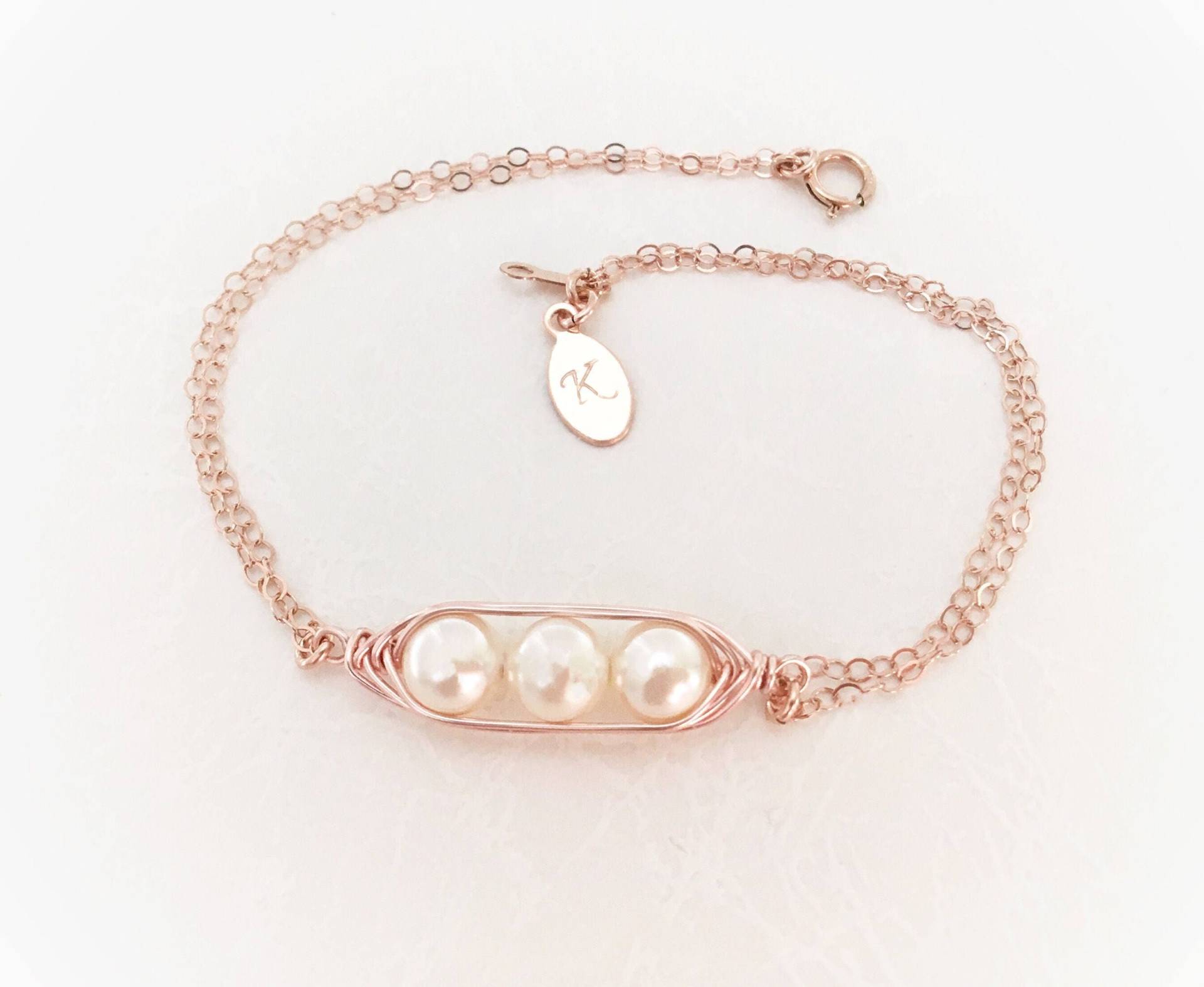 14K Roségold Filled Perlenarmband, 3 Perlenarmband in Filled, Personalisiertes Mit Initialanhänger 14K Roségold Filled Perlenarmband, 3 Perlenarmband in Filled, Personalisiertes Mit Initialanhänger von CrystalBlueJewels