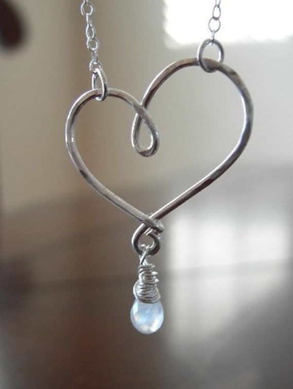 Gehämmerte Silber Herzkette Mit Mondstein Gehämmerte Silber Herzkette Mit Mondstein von CrystalBlueJewels