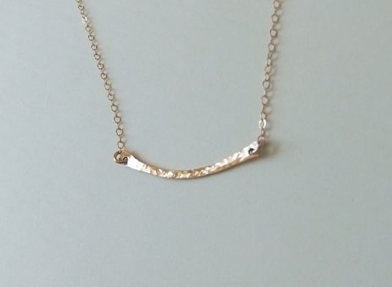 Gehämmerte Sparkling Bar Halskette | Gold Filled, Handgefertigte Goldbarrenkette, Gebogene Goldbarrenkette Gehämmerte Sparkling Bar Halskette | Gold Filled, Handgefertigte Goldbarrenkette, Gebogene Goldbarrenkette von CrystalBlueJewels