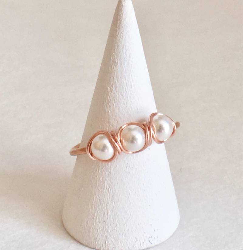 Perlenring in 14 K Rose Gold Gefüllt, 3 Perlenring, Draht Gewickelt Drei Perle Verstellbaren Ring, Tri Ring Perlenring in 14 K Rose Gold Gefüllt, 3 Perlenring, Draht Gewickelt Drei Perle Verstellbaren Ring, Tri Ring von CrystalBlueJewels