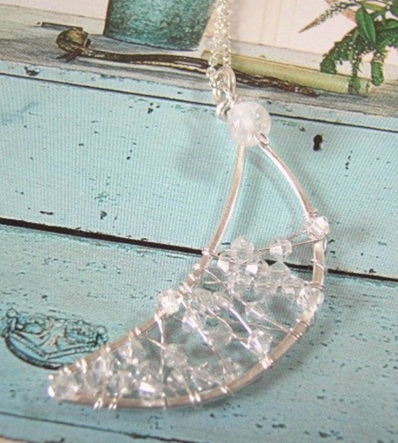 sterling Silber Halbmond Halskette, Draht Gewickelt Mit Swarovski Und Mondstein sterling Silber Halbmond Halskette, Draht Gewickelt Mit Swarovski Und Mondstein von CrystalBlueJewels