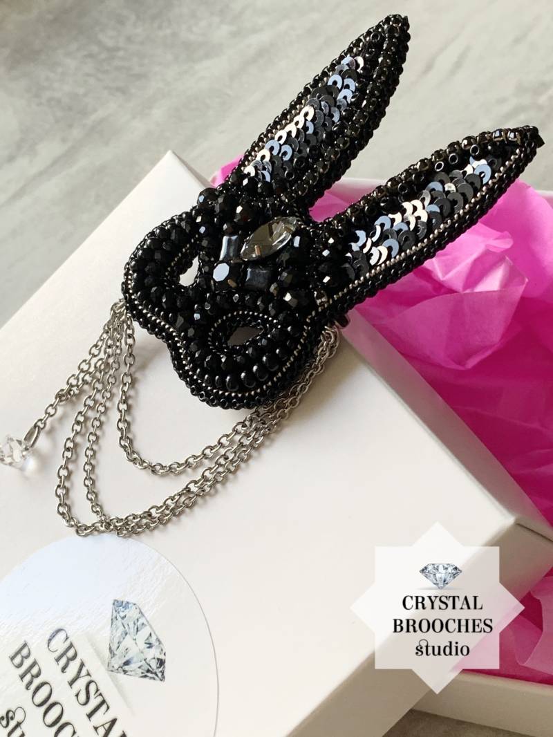 Perlen Brosche Hase Mit Kette Gesticktes Accessoire von CrystalBroochesStore
