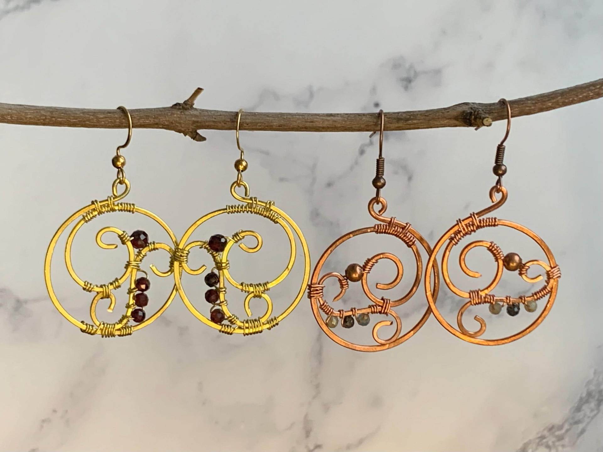 Natürliche Edelstein-Creolen, Handgefertigte Drahtgewickelte Tropfenohrringe in Kupfer Oder Messing, Boho Statement Ohrringe Für Sie von CrystalClaireAtelier