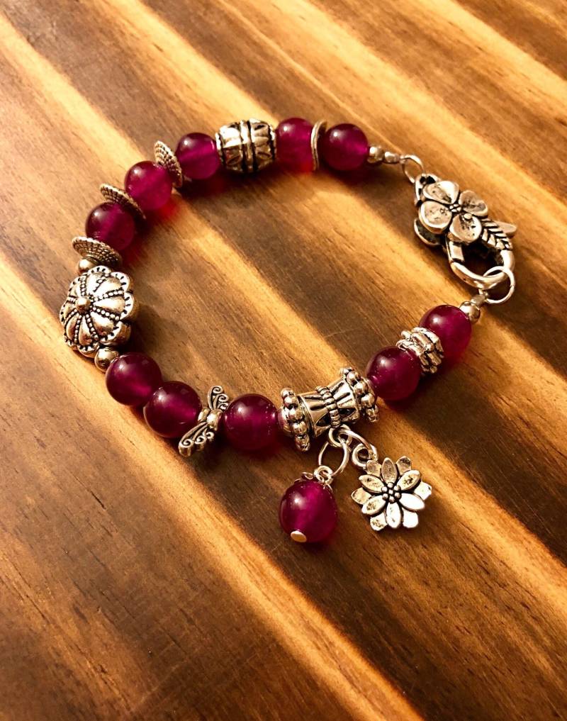 Rosa Jade Armband Mit Versilbertem Charm & Spacern. Chakra Kristall Heilarmband Perlen Yoga Meditation Edelstein Heilung Mala Rosa Jade Armband Mit Versilbertem Charm & Spacern. Chakra Kristall Heilarmband Perlen Yoga Meditation Edelstein Heilung Mala von CrystalClearJewelArt