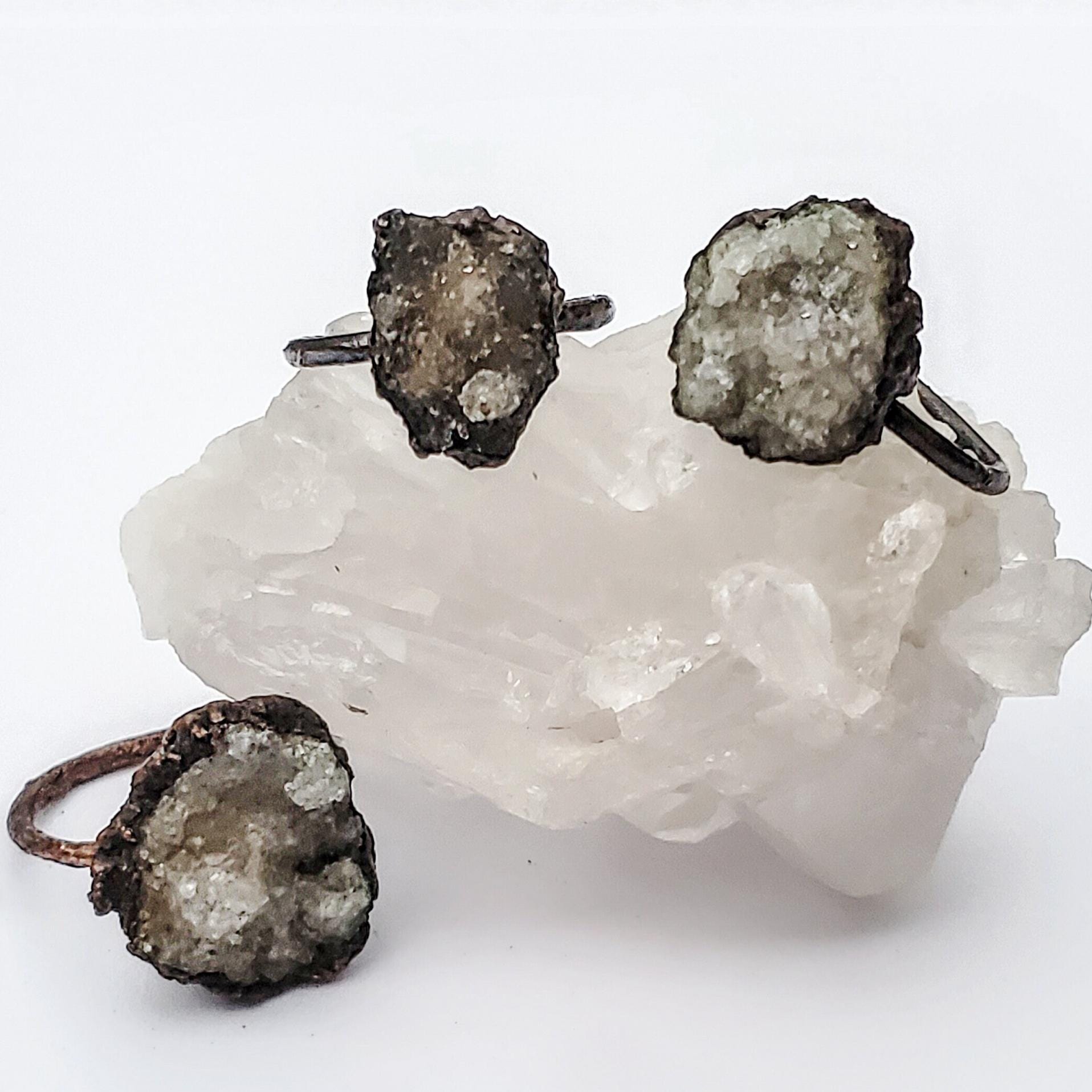 Druzy Geode Ring, Rustikaler Kristall Elektrogeformter Kupfer Rohstein Ring Druzy Geode Ring, Rustikaler Kristall Elektrogeformter Kupfer Rohstein Ring von CrystalDreamerCo
