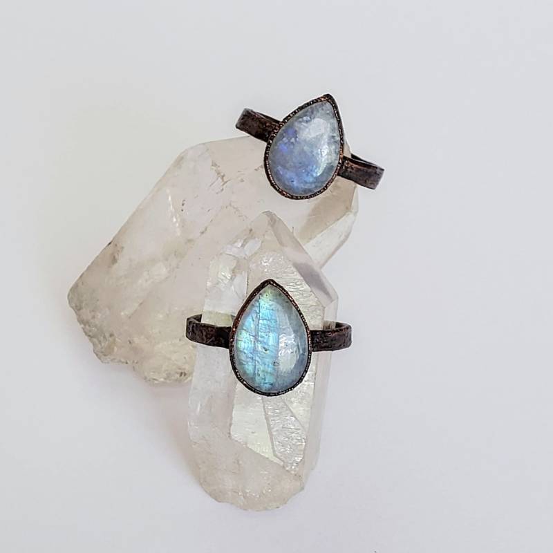 Regenbogen Mondstein Ring, Kupfer Elektrogeformter Ring Regenbogen Mondstein Ring, Kupfer Elektrogeformter Ring von CrystalDreamerCo