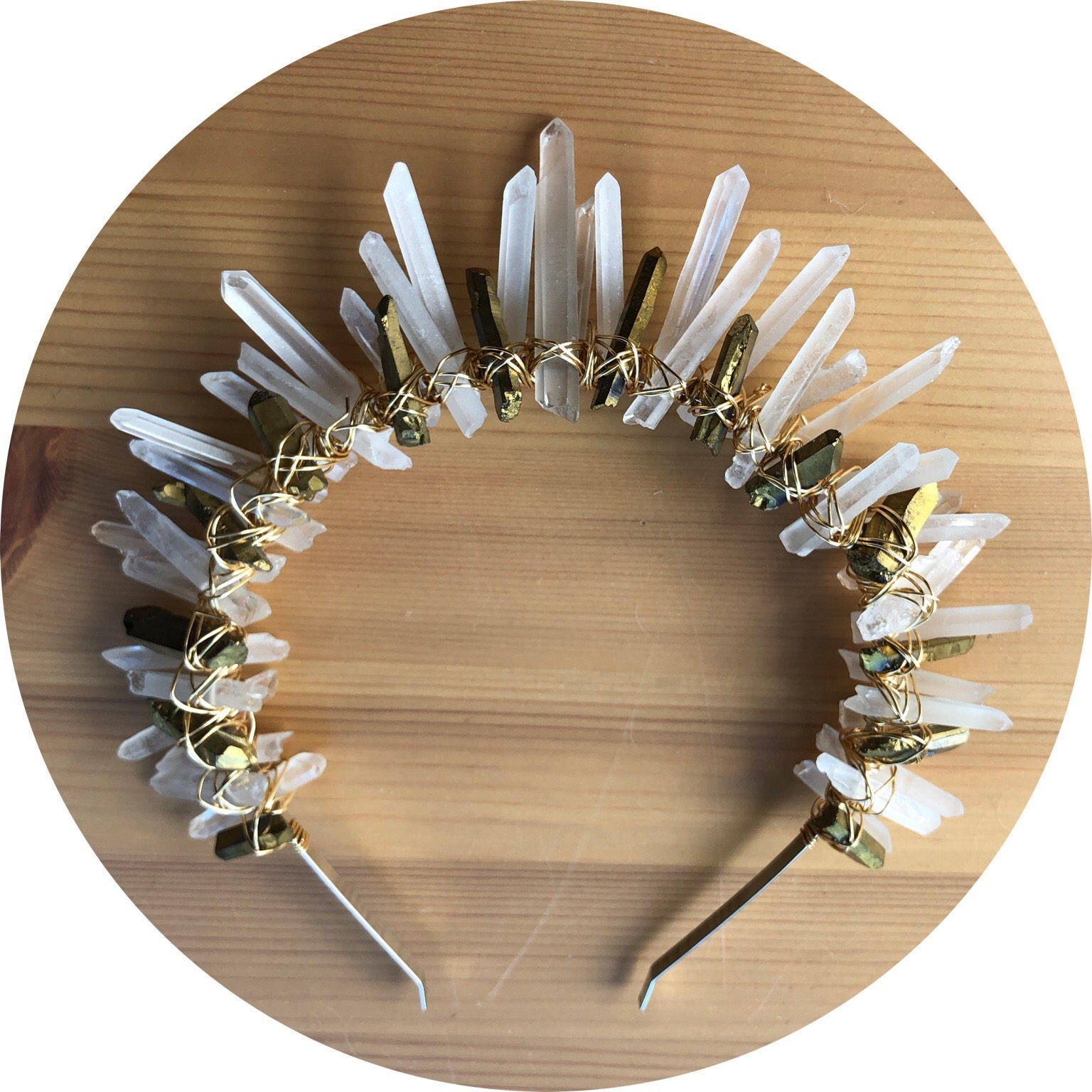 The Hazel - Kurzer, Klarer Kristallquarz-Cluster-Kronen-Haarreif Mit Goldsilber- Oder Rosegolddraht The Hazel - Kurzer, Klarer Kristallquarz-Cluster-Kronen-Haarreif Mit Goldsilber- Oder Rosegolddraht von CrystalEclipseCrowns