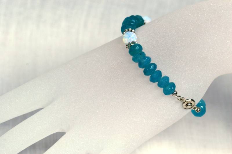 Armband Aus Blauen Achat Rondellen Und Mondstein Armband Aus Blauen Achat Rondellen Und Mondstein von CrystalMoments