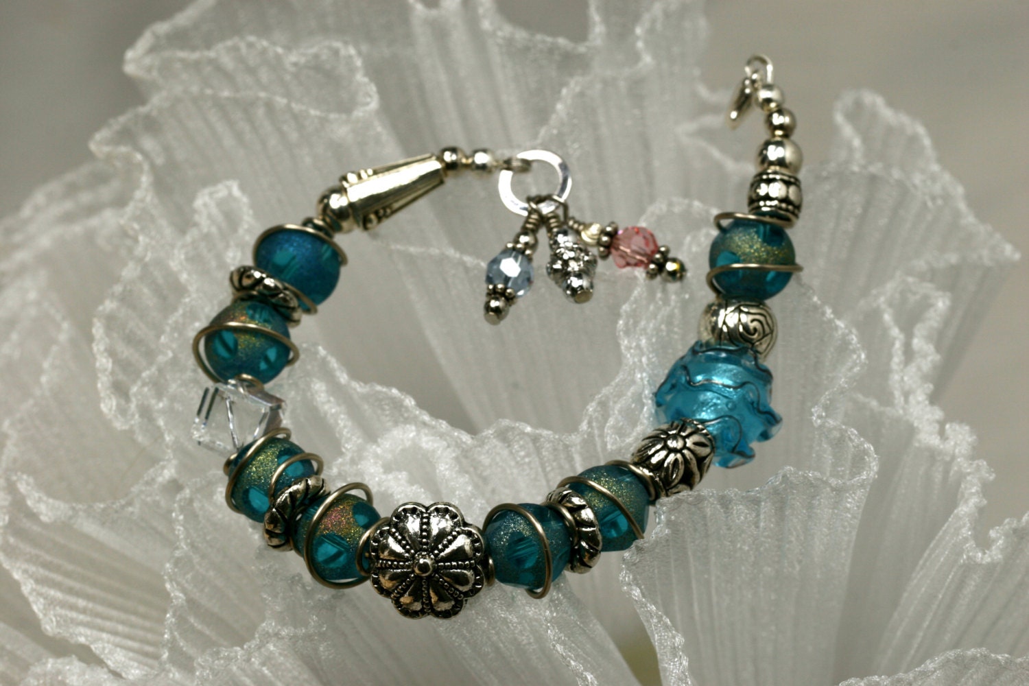 Armband Aus Glas, Swarovski Kristall & Versilberte Perlen Armband Aus Glas, Swarovski Kristall & Versilberte Perlen von CrystalMoments