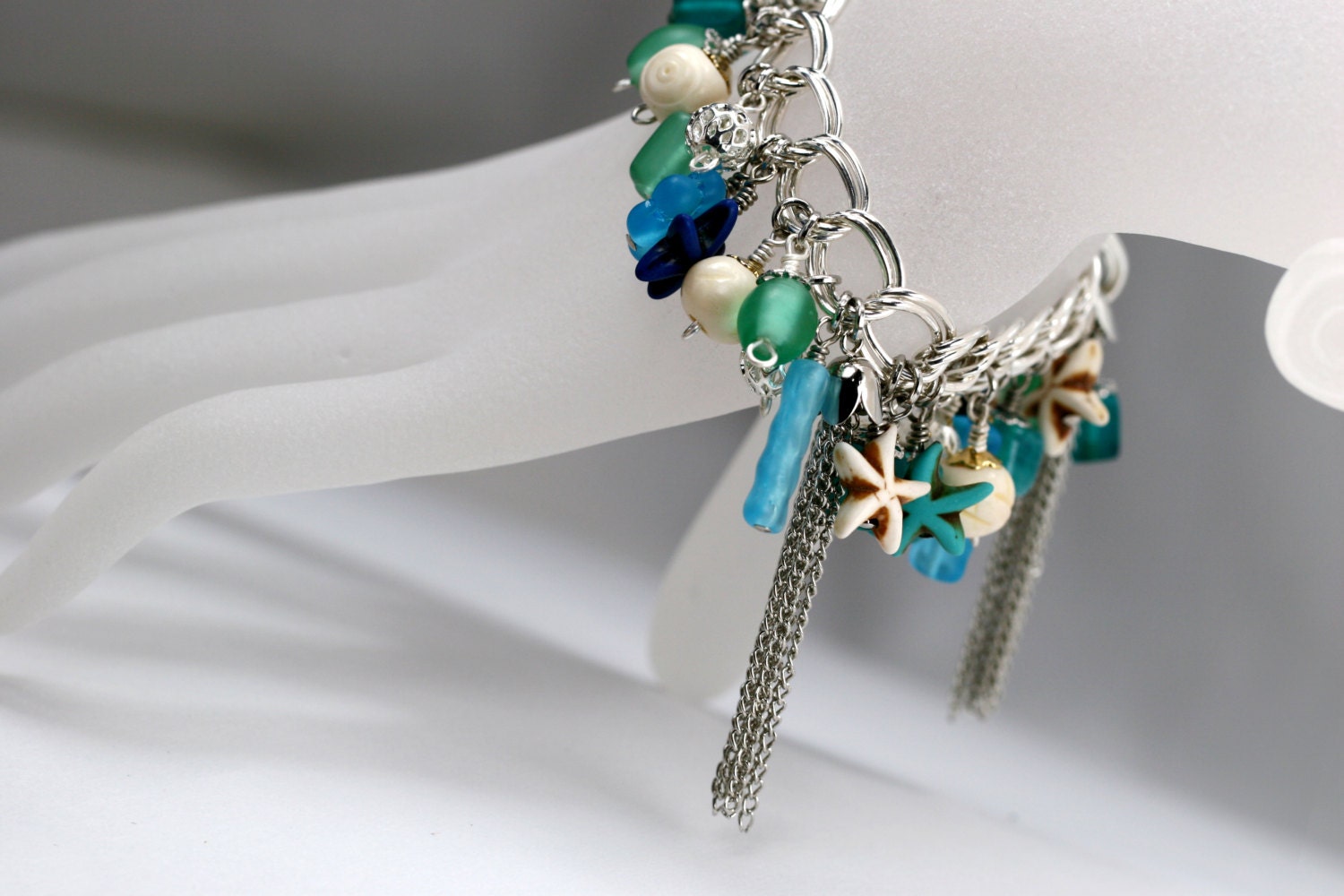 Bettelarmband Mit Verschiedenes Glas Und Knochen-Perlen Bettelarmband Mit Verschiedenes Glas Und Knochen-Perlen von CrystalMoments