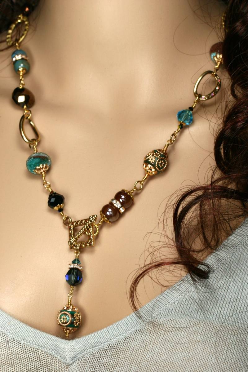 Designer Glasperlen Und Swarovski Link Halskette, Gold Blau Ton von CrystalMoments