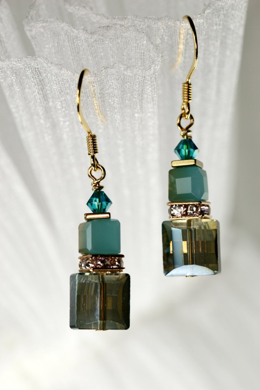 Designer Glaswürfel Perlen Mit Swarovski Kristall Doppelkegel, Opak Blau, An 12K Vergoldeter Brisur Designer Glaswürfel Perlen Mit Swarovski Kristall Doppelkegel, Opak Blau, An 12K Vergoldeter Brisur von CrystalMoments