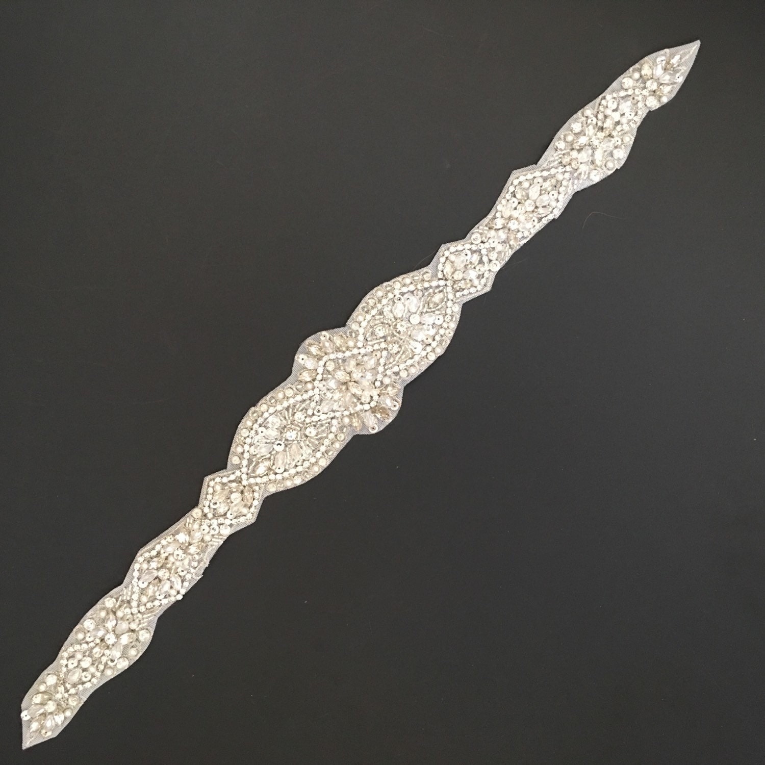 19" Kristall Strass Perlen Applikation - Großhandel Brautbesatz Großes Brautapplikationsmotiv Diy Brautgürtel Hotfix-Netz-Brautgürtel Tr53 von CrystalTrimming