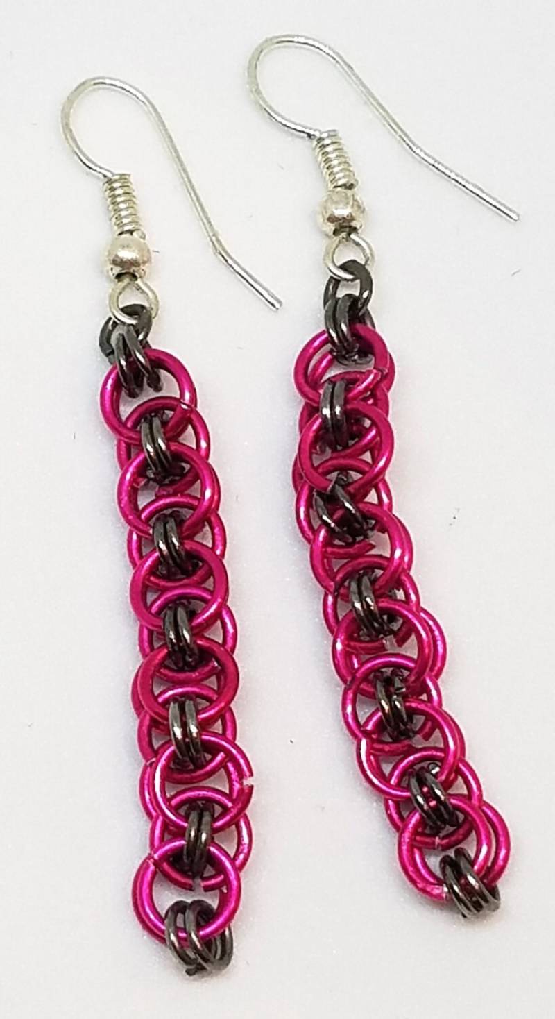 Rosa Und Pistole Metall Helme Weben Kette-Metall-Ohrringe Rosa Und Pistole Metall Helme Weben Kette-Metall-Ohrringe von CrystalVibezUT