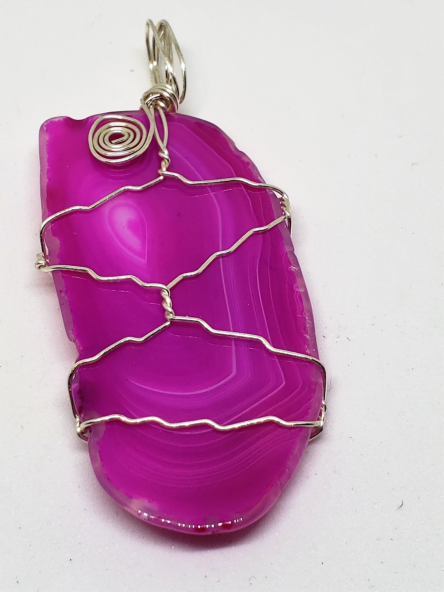 Wire Wrapped Dyed Pink Achat Stein Halskette Wire Wrapped Dyed Pink Achat Stein Halskette von CrystalVibezUT