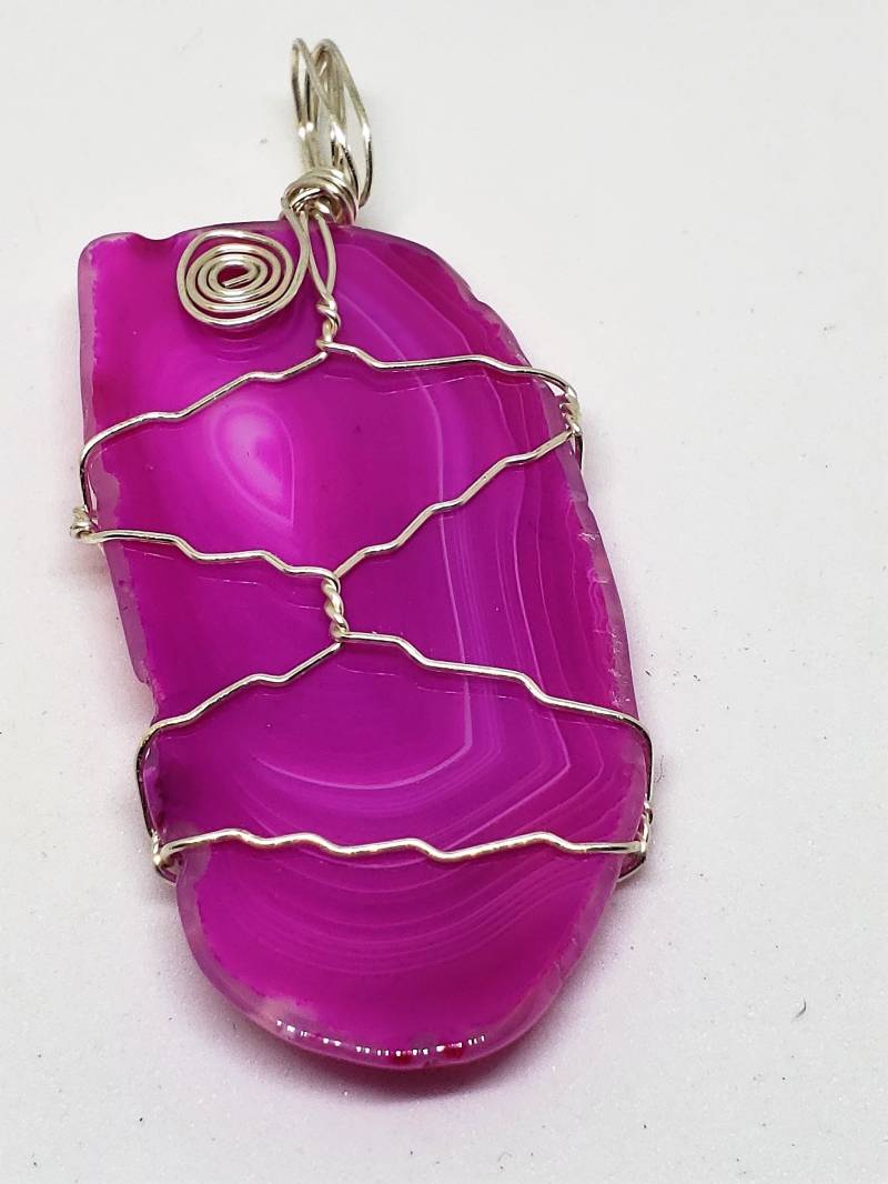 Wire Wrapped Dyed Pink Achat Stein Halskette Wire Wrapped Dyed Pink Achat Stein Halskette von CrystalVibezUT