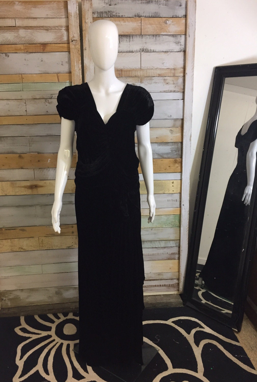 Sehr Gute Größe Tiefe Dunkle Herde Samt 1930Er Jahre Handgemachte Kleid Mit Schleife Detail Sehr Gute Größe Tiefe Dunkle Herde Samt 1930Er Jahre Handgemachte Kleid Mit Schleife Detail von CrystalVintageUK