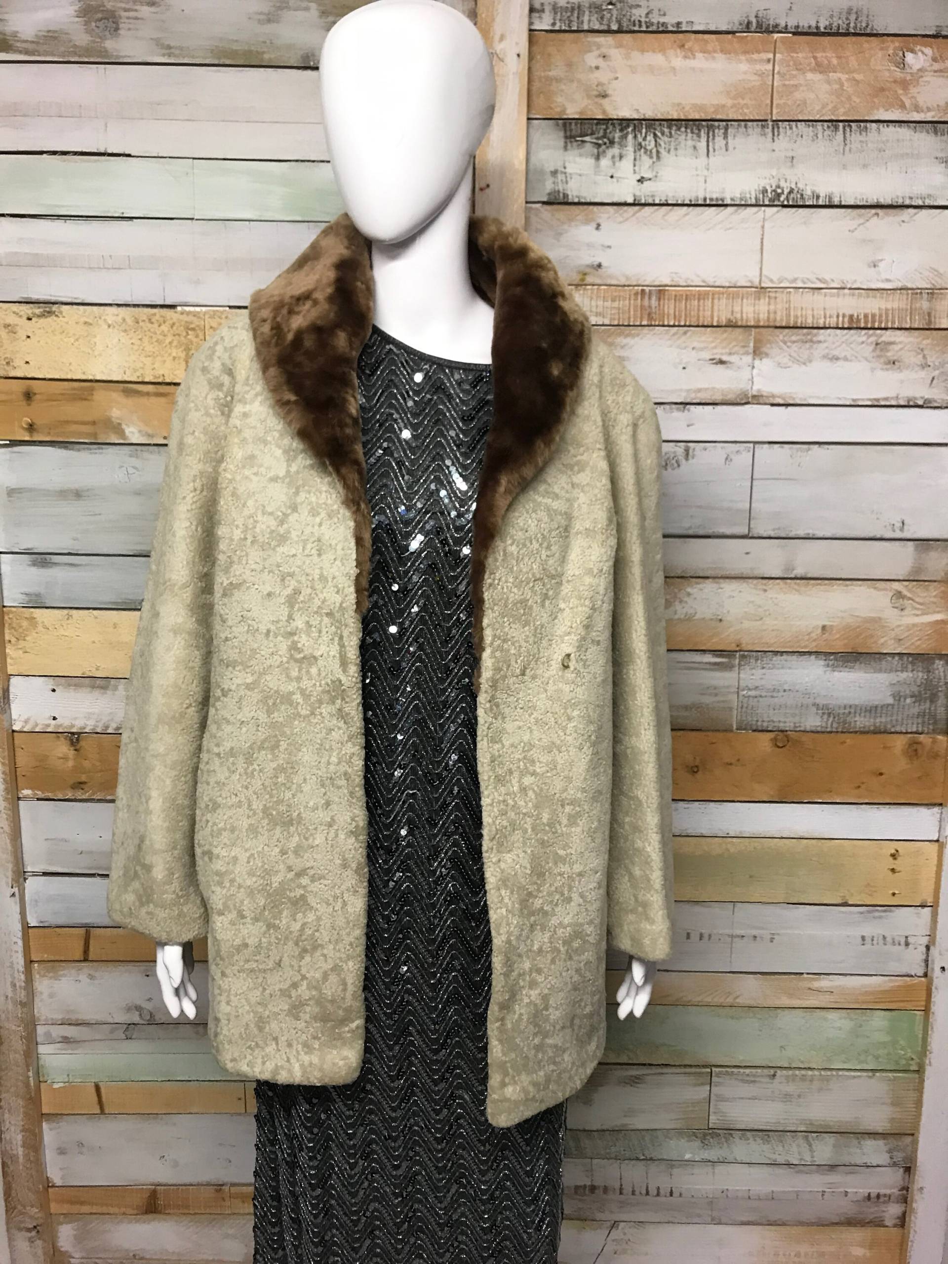 Shorn Schaffell Grau Pelz Jacke Mit Pelzkragen 1960 M Shorn Schaffell Grau Pelz Jacke Mit Pelzkragen 1960 M von CrystalVintageUK