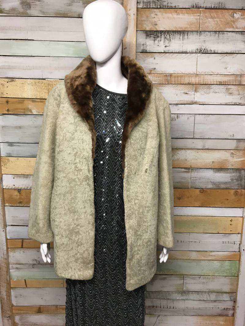 Shorn Schaffell Grau Pelz Jacke Mit Pelzkragen 1960 M Shorn Schaffell Grau Pelz Jacke Mit Pelzkragen 1960 M von CrystalVintageUK