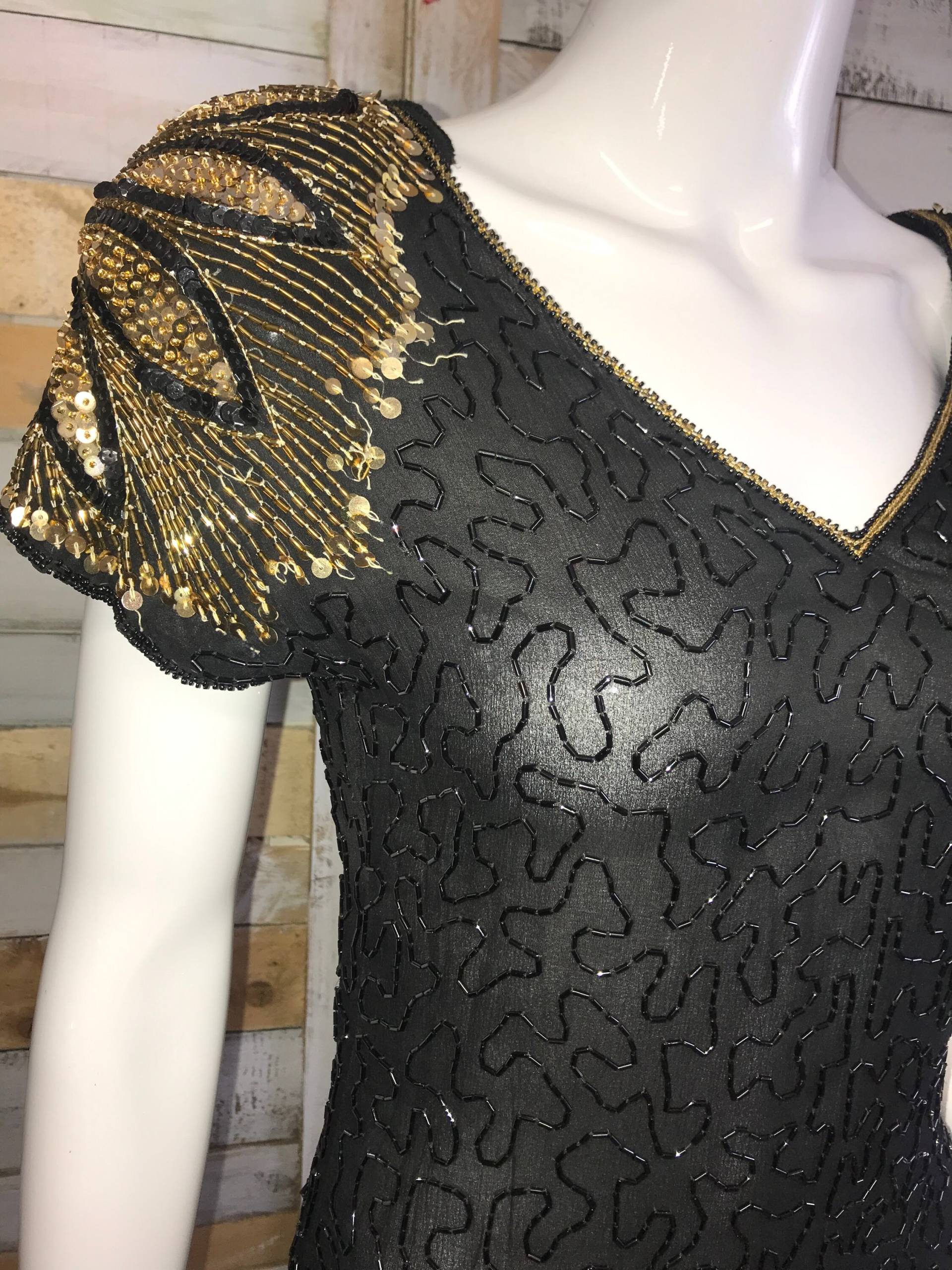Vintage 80Er Jahre Tut 20Er Art-Deco-Look Schwarz Und Gold Tropfen Taille Seide/Soutache Pailletten Abendkleid Vintage 80Er Jahre Tut 20Er Art-Deco-Look Schwarz Und Gold Tropfen Taille Seide/Soutache Pailletten Abendkleid von CrystalVintageUK