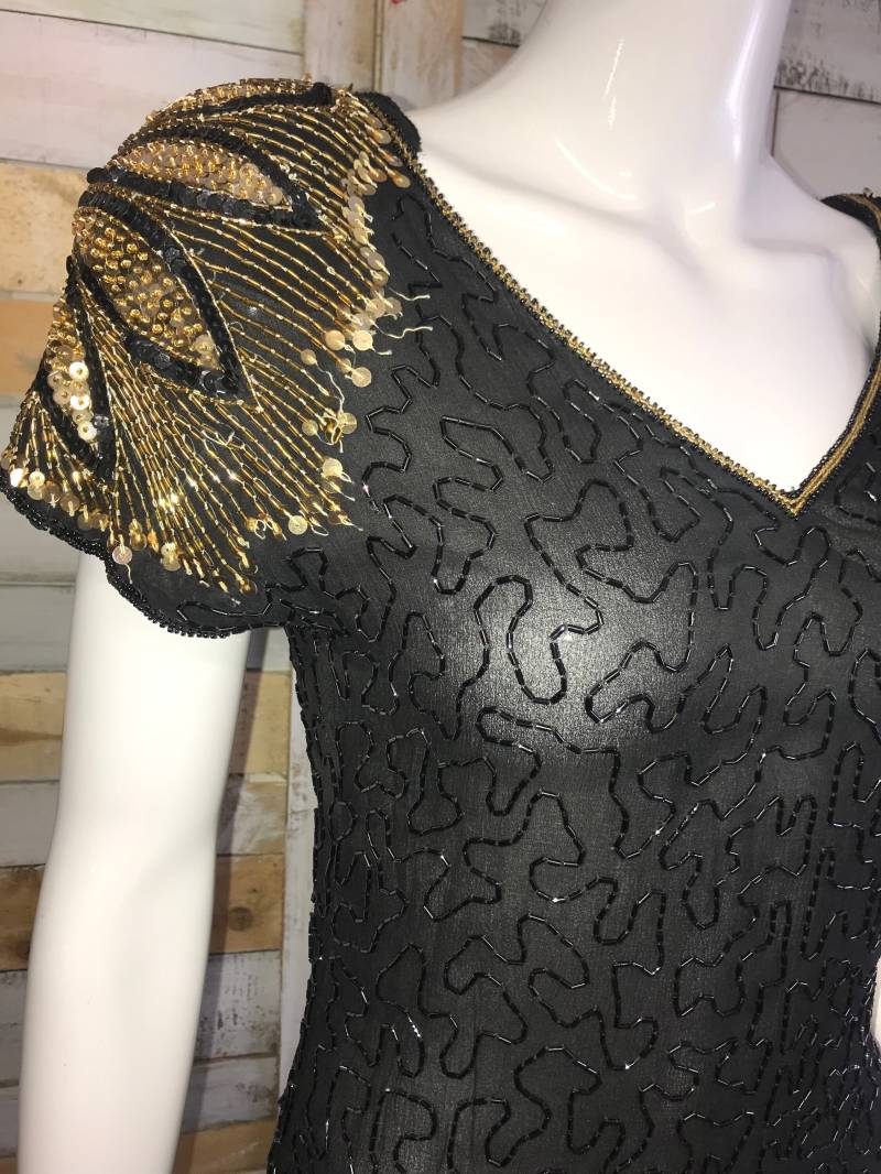 Vintage 80Er Jahre Tut 20Er Art-Deco-Look Schwarz Und Gold Tropfen Taille Seide/Soutache Pailletten Abendkleid Vintage 80Er Jahre Tut 20Er Art-Deco-Look Schwarz Und Gold Tropfen Taille Seide/Soutache Pailletten Abendkleid von CrystalVintageUK