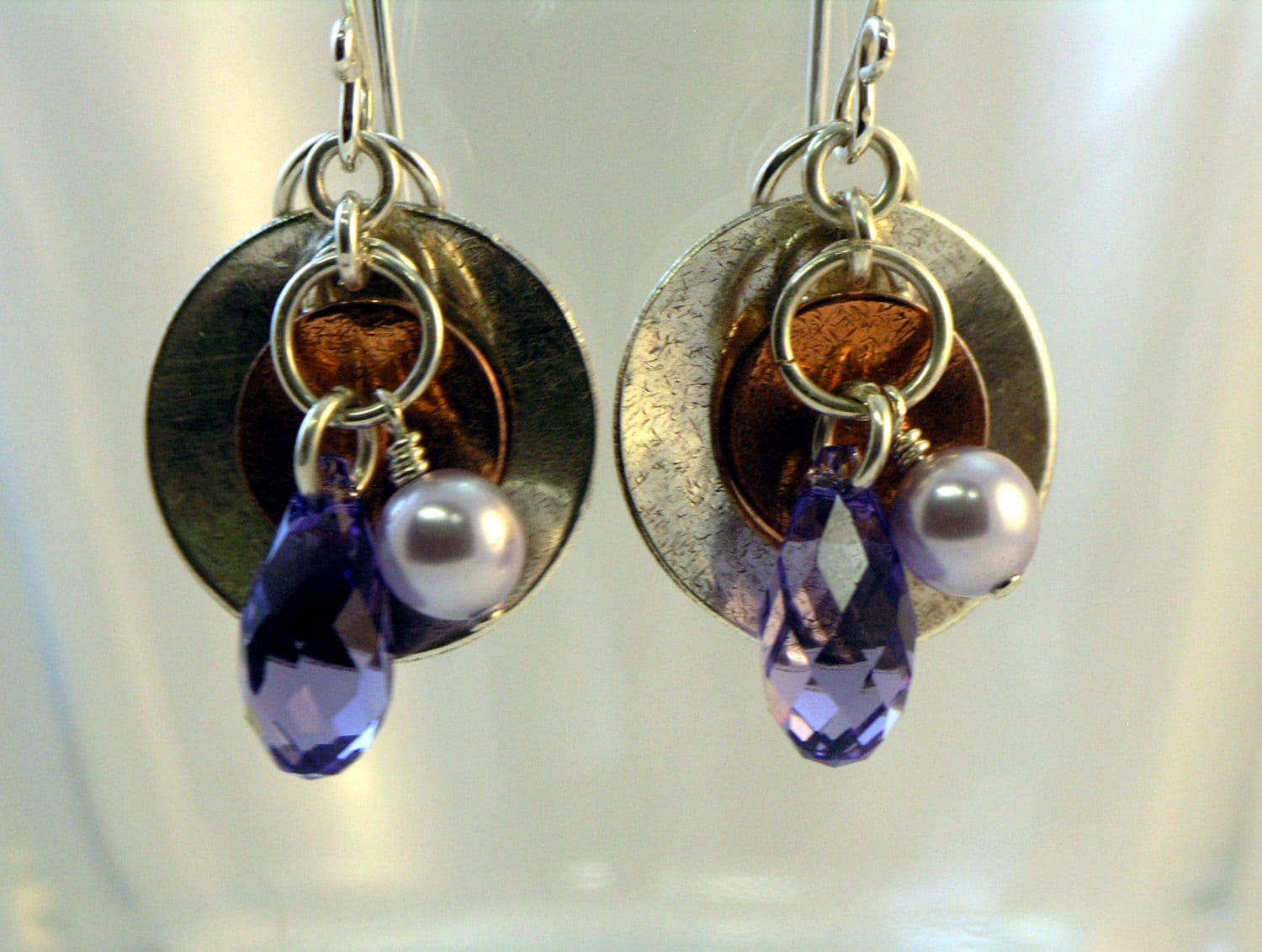 Amy - Texturierte Sterling Silber, Kupfer Ohrringe, Swarovski-Kristall, Swarovski Perle, Kostenloser Versand Amy - Texturierte Sterling Silber, Kupfer Ohrringe, Swarovski-Kristall, Swarovski Perle, Kostenloser Versand von CrystalWaveDesigns