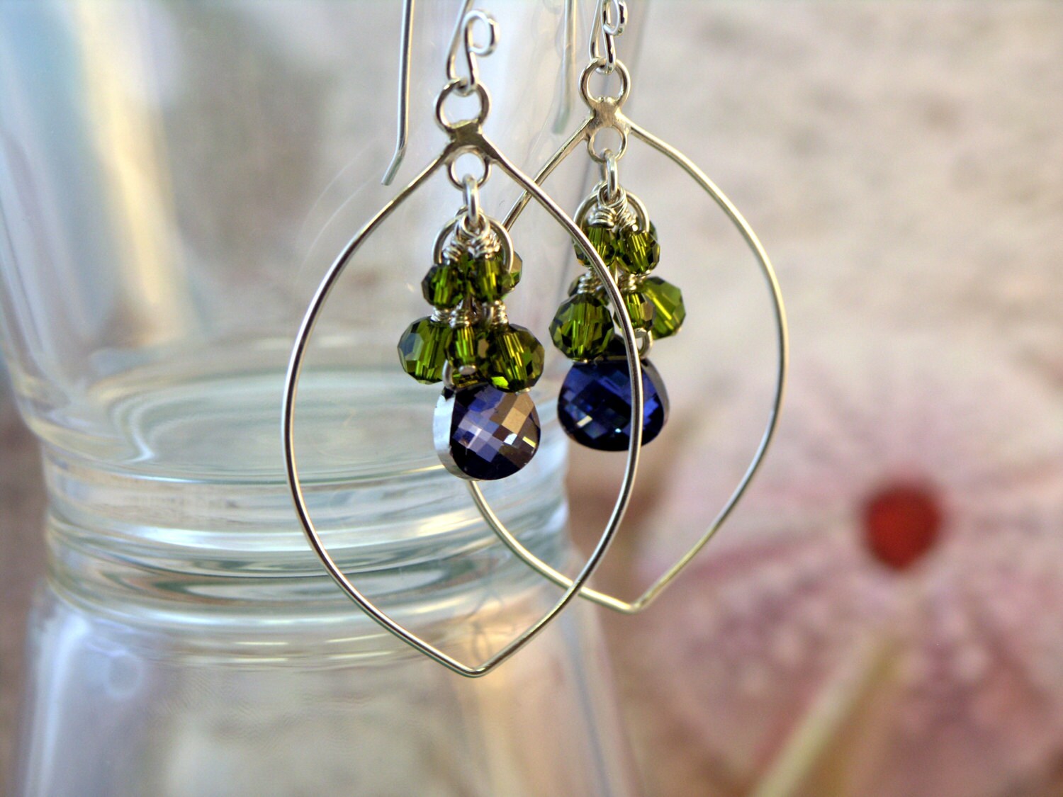 Barbara - Teardrop Ohrhanger Mali Blau Swarovski Kristall Briolette, Olivin, Sterling Silber Aus Barbara - Teardrop Ohrhanger Mali Blau Swarovski Kristall Briolette, Olivin, Sterling Silber Aus von CrystalWaveDesigns