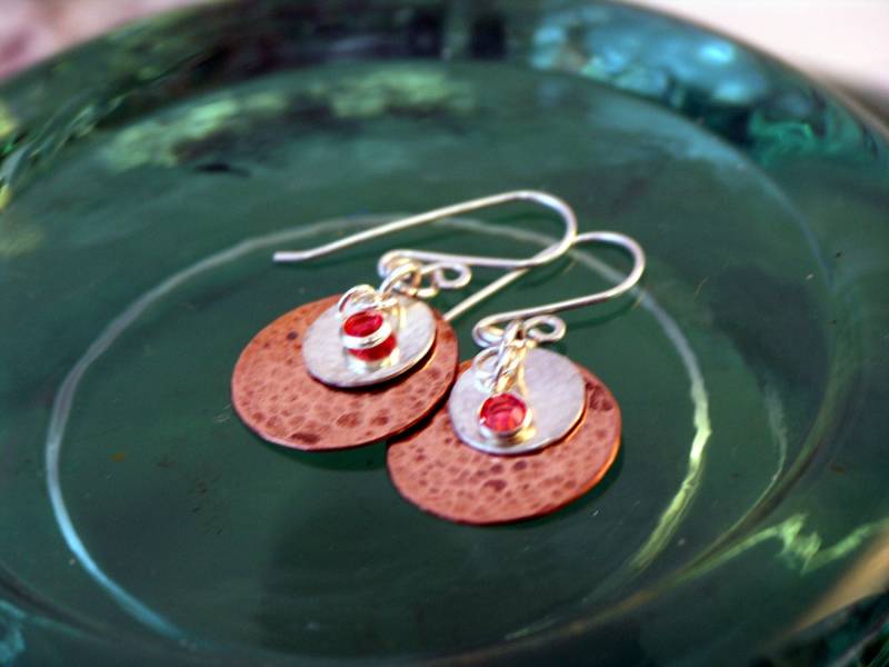 Cleo - Gehämmert Kupfer Ohrringe, Sterling Silber Festplatten, Swarovski-Kristalle, 925Er Aus Cleo - Gehämmert Kupfer Ohrringe, Sterling Silber Festplatten, Swarovski-Kristalle, 925Er Aus von CrystalWaveDesigns