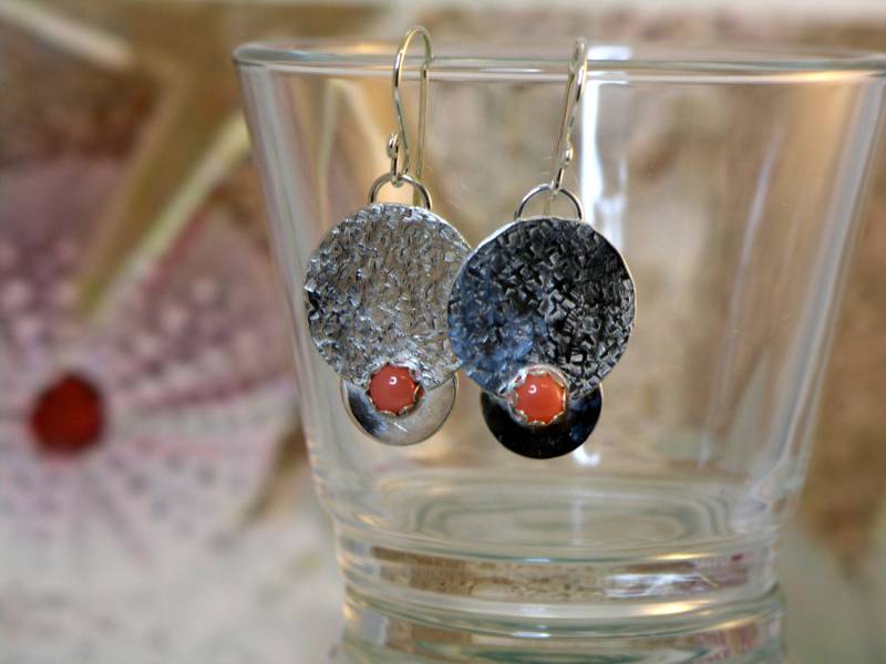 Cristina - Gehämmert Sterling Silber Ohrring, Lachs Koralle, Hand Geschmiedet, Sterlingsilber Earwire, Kostenloser Versand Cristina - Gehämmert Sterling Silber Ohrring, Lachs Koralle, Hand Geschmiedet, Sterlingsilber Earwire, Kostenloser Versand von CrystalWaveDesigns