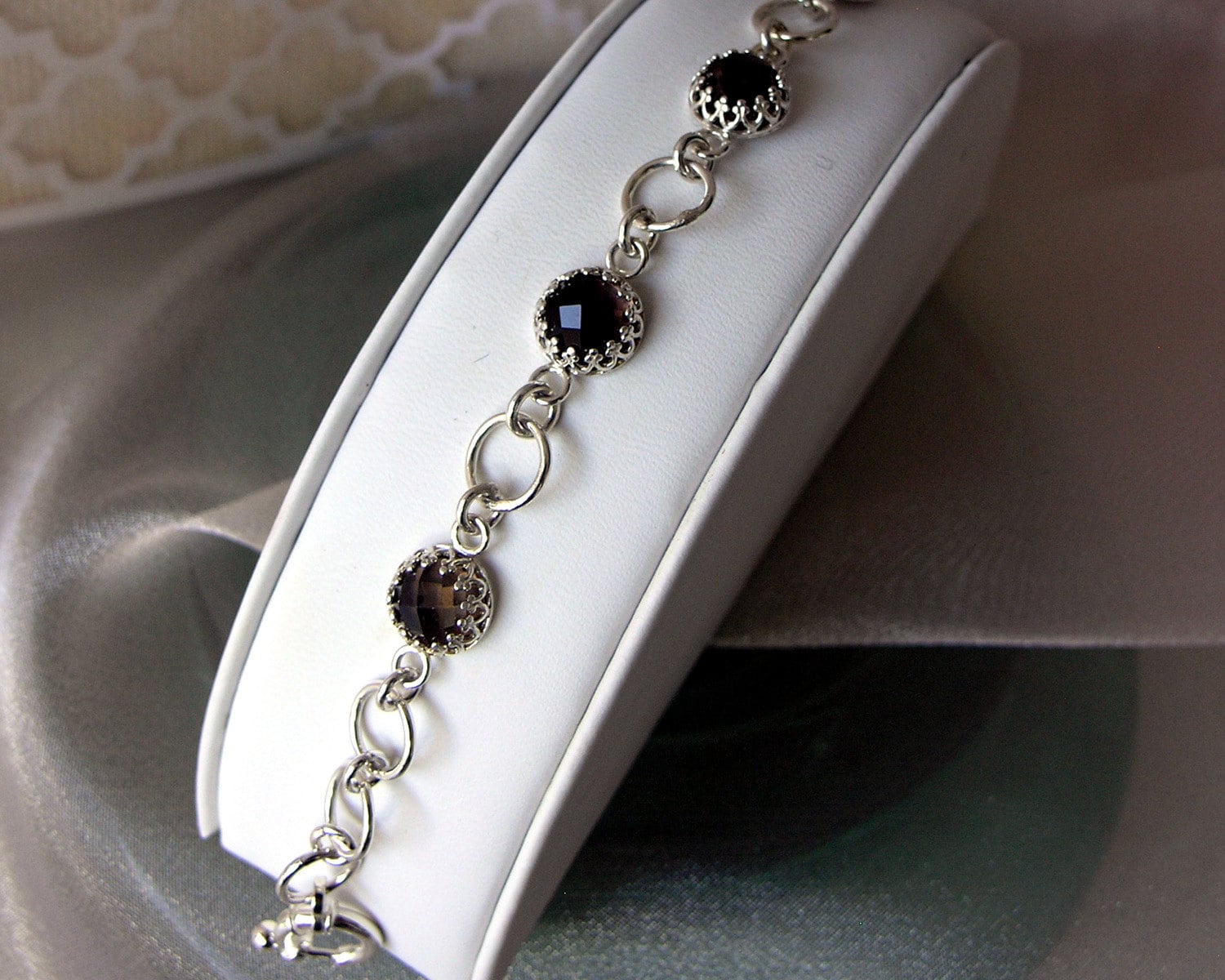 Gwyneth - Argentium Silber Armband, Smokey Quarz, Rose Schnitt Cabachons, Spring Ring Verschluss, Gelötet Gwyneth - Argentium Silber Armband, Smokey Quarz, Rose Schnitt Cabachons, Spring Ring Verschluss, Gelötet von CrystalWaveDesigns