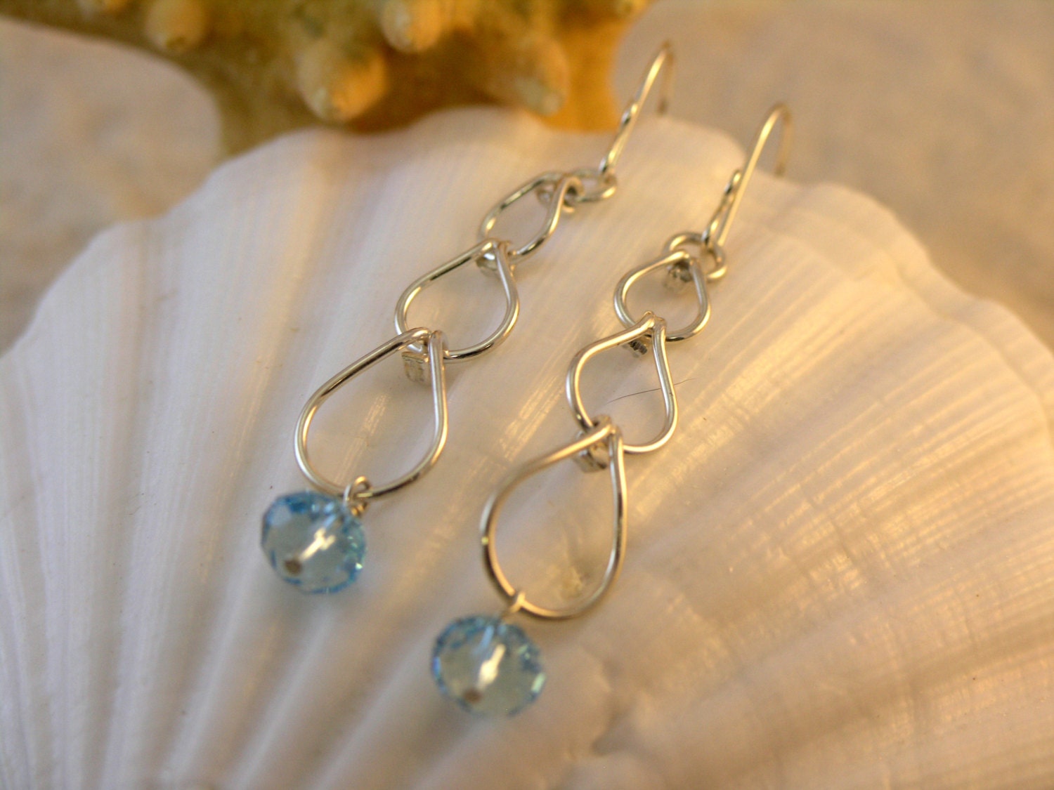 Kaskadierende Teardrop-Ohrringe, Swarovski-Kristall, Aquamarin Kaskadierende Teardrop-Ohrringe, Swarovski-Kristall, Aquamarin von CrystalWaveDesigns