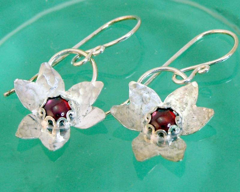 Peyton - Granat Cabochon, Sterling Silber, Gehämmert, Blume, Silber Earwire von CrystalWaveDesigns